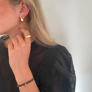 Stilrent armband med små pärlor i svart obsidian och detaljer i 18K guldpläterad 925 sterling silver, designat av svenska Livingstone Wikh Accessories.