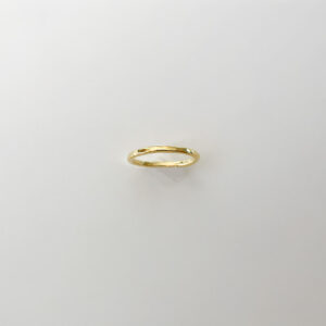 Aline Ring i 18K guldpläterat 925 sterling silver med lätt hamrad yta – stilren smal ring från Livingstone Wikh Accessories.