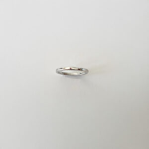 Aline Ring i rhodiumpläterat 925 sterling silver med lätt hamrad yta – stilren smal ring från Livingstone Wikh Accessories.