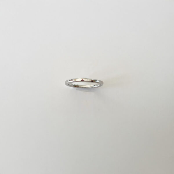 Aline Ring i rhodiumpläterat 925 sterling silver med lätt hamrad yta – stilren smal ring från Livingstone Wikh Accessories.