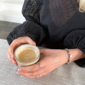 Stilrent armband med små pärlor i indisk agat i jordnära toner och detaljer i platinapläterad 925 sterling silver, från Livingstone Wikh Accessories.