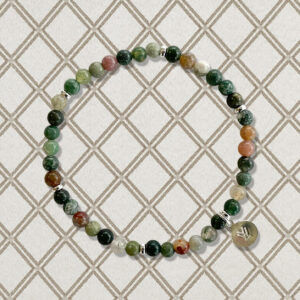 Stilrent armband med små pärlor i indisk agat i jordnära toner och detaljer i platinapläterad 925 sterling silver, från Livingstone Wikh Accessories.