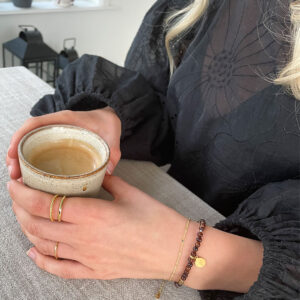 Stilrent armband med små pärlor i gyllenbrun agat och gulddetaljer i 18K guldpläterat silver, designat av svenska Livingstone Wikh Accessories.