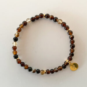 Stilrent armband med små pärlor i gyllenbrun agat och gulddetaljer i 18K guldpläterat silver, designat av svenska Livingstone Wikh Accessories.