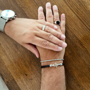 Stilren klackring i rhodiumpläterat 925 sterling silver med svart agat – Gatsby Ring från Livingstone Wikh Accessories