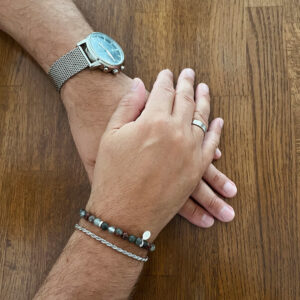 Stilrent armband i grå och rödbrun afrikansk blodsten med silverpläterade detaljer, designat av svenska Livingstone Wikh Accessories.