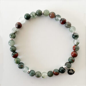 Stilrent armband i grå och rödbrun afrikansk blodsten med silverpläterade detaljer, designat av svenska Livingstone Wikh Accessories.