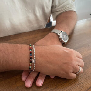 Stilrent armband med små agatpärlor i rött, blått, svart, grönt och bärnsten samt detaljer i platinapläterad 925 sterling silver från Livingstone Wikh Accessories.