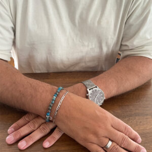 Stilrent armband i naturlig blå spetsagat (Natural Blue Crazy Lace Agate) med detaljer i silverpläterad 925 sterling silver, designat av Livingstone Wikh Accessories.