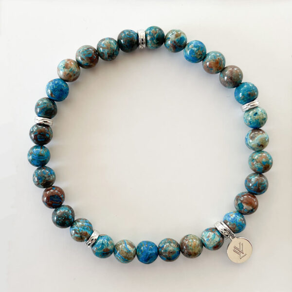 Stilrent armband i naturlig blå spetsagat (Natural Blue Crazy Lace Agate) med detaljer i silverpläterad 925 sterling silver, designat av Livingstone Wikh Accessories.