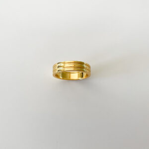 Stilren randig ring i 18K guldpläterad 925 sterling silver – Cassian Ring från Livingstone Wikh Accessories, medveten svensk design