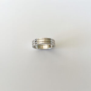 Stilren randig ring i rhodiumpläterad 925 sterling silver – Cassian Ring från Livingstone Wikh Accessories, medveten svensk design