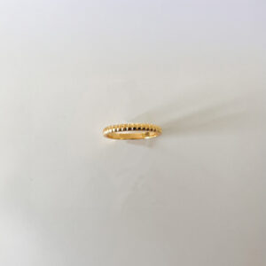 Chantal Ring i 18K guldpläterad 925 sterling silver med präglat mönster – en stilren ring från Livingstone Wikh Accessories.