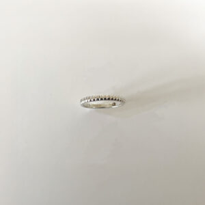 Chantal Ring i platinapläterad 925 sterling silver med präglat mönster – en stilren ring från Livingstone Wikh Accessories.