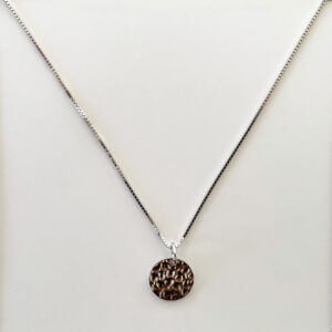 Stilrent halsband i platinapläterat 925 sterling silver med hammrat hänge och tunn box chain från Livingstone Wikh Accessories