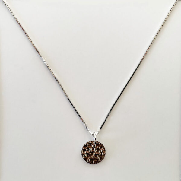 Stilrent halsband i platinapläterat 925 sterling silver med hammrat hänge och tunn box chain från Livingstone Wikh Accessories
