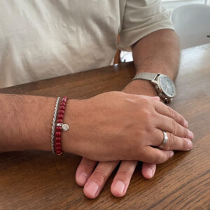 Stilrent armband i imiterad djupröd cinnabarsten med silverpläterade detaljer från svenska designmärket Livingstone Wikh Accessories.