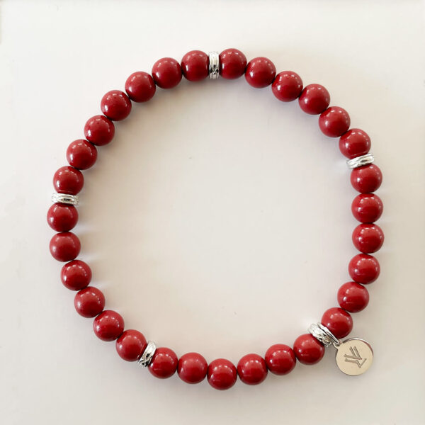 Stilrent armband i imiterad djupröd cinnabarsten med silverpläterade detaljer från svenska designmärket Livingstone Wikh Accessories.