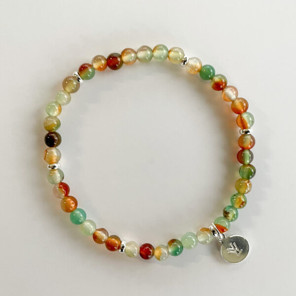 Stilrent armband med små pärlor i agat mix i gröna, bärnstensfärgade, vita och röda toner samt platinapläterade 925 sterling silver detaljer från Livingstone Wikh Accessories.