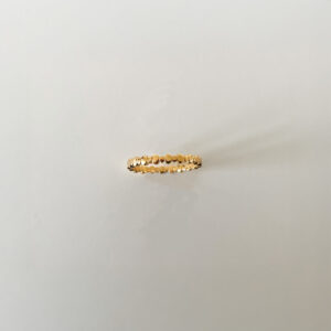 Elise Ring i 18K guldpläterad 925 sterling silver med rundad struktur – stilren ring med karaktär från Livingstone Wikh Accessories.