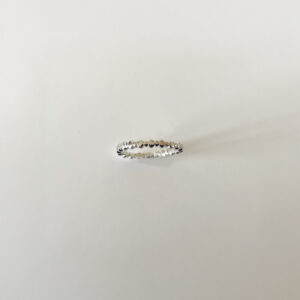 Elise Ring i platinapläterad 925 sterling silver med rundad struktur – stilren ring med karaktär från Livingstone Wikh Accessories.