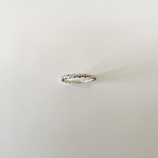 Elise Ring i platinapläterad 925 sterling silver med rundad struktur – stilren ring med karaktär från Livingstone Wikh Accessories.