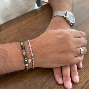 Köp stilrent armband i indisk agat med silverdetaljer. En hållbar accessoar från svenskt designmärke – för dig som värdesätter kvalitet och stil.