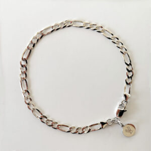 Stilrent armband i platinapläterad 925 sterling silver med Figaro-länk och rund berlock från Livingstone Wikh Accessories.