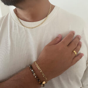 Stilrent armband i 18K guldpläterad 925 sterling silver med Figaro-länk och rund berlock från Livingstone Wikh Accessories.