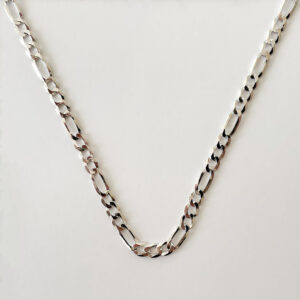 Stilrent halsband i platinapläterad 925 sterling silver med Figaro-länk och rund berlock från Livingstone Wikh Accessories.