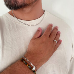 Stilrent halsband i platinapläterad 925 sterling silver med Figaro-länk och rund berlock från Livingstone Wikh Accessories.