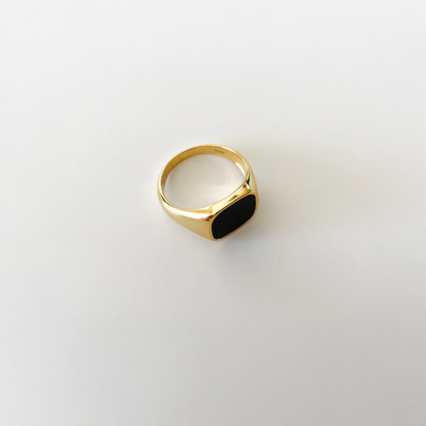 Stilren klackring i 18K guldpläterad 925 sterling silver med svart agat – Gatsby Ring från Livingstone Wikh Accessories
