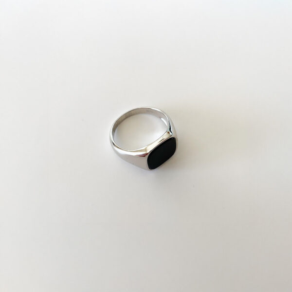 Stilren klackring i rhodiumpläterat 925 sterling silver med svart agat – Gatsby Ring från Livingstone Wikh Accessories