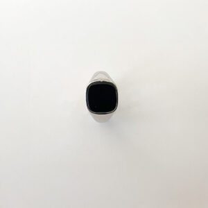 Stilren klackring i rhodiumpläterat 925 sterling silver med svart agat – Gatsby Ring från Livingstone Wikh Accessories