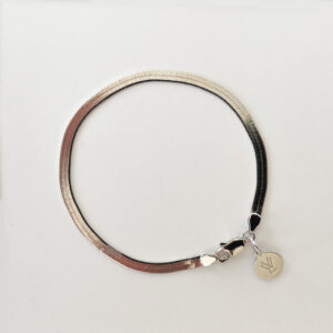 Stilrent armband i rhodiumpläterad 925 sterling silver med herringbone-länk, från Livingstone Wikh Accessories
