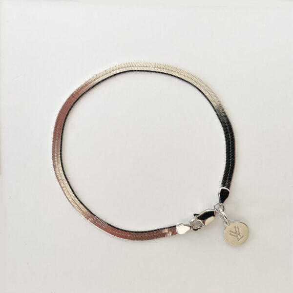 Stilrent armband i rhodiumpläterad 925 sterling silver med herringbone-länk, från Livingstone Wikh Accessories