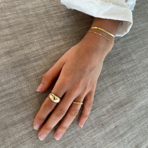 Stilrent armband i 18K guldpläterad 925 sterling silver med herringbone-länk, från Livingstone Wikh Accessories