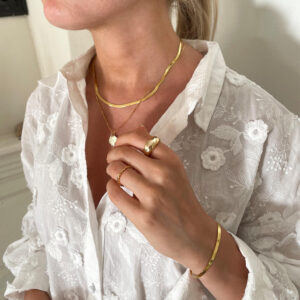 Stilrent halsband i 18K guldpläterat 925 sterling silver med hammrat hänge och tunn box chain från Livingstone Wikh Accessories