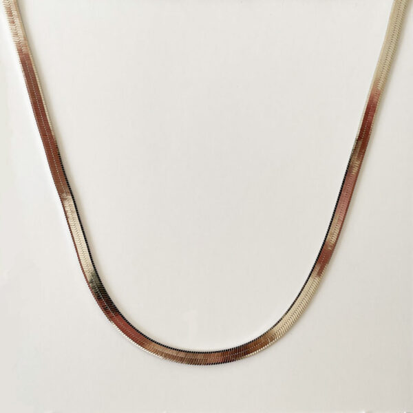 Stilrent halsband i rhodiumpläterad sterling silver med herringbone-länk, från Livingstone Wikh Accessories