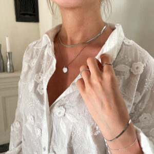 Stilrent armband i rhodiumpläterad 925 sterling silver med herringbone-länk, från Livingstone Wikh Accessories