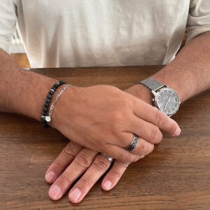 Stilrent armband i mörkblå tigeröga med silverpläterade detaljer från svenska designmärket Livingstone Wikh Accessories.