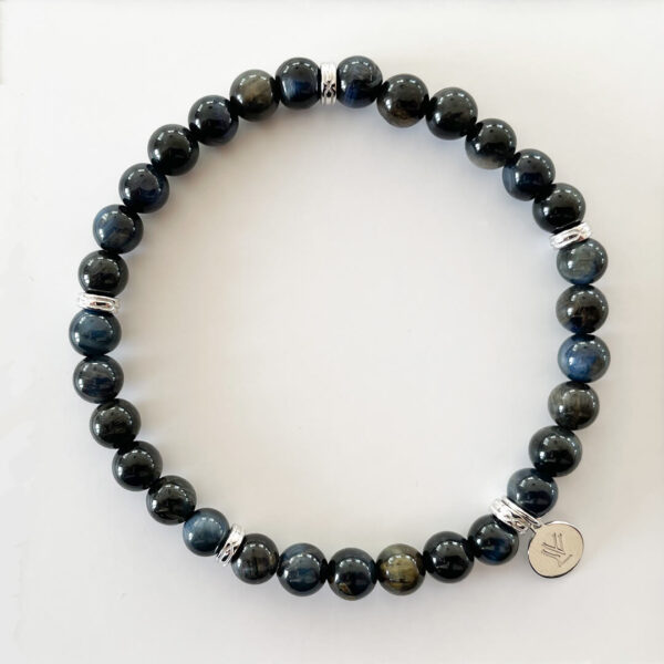 Stilrent armband i mörkblå tigeröga med silverpläterade detaljer från svenska designmärket Livingstone Wikh Accessories.