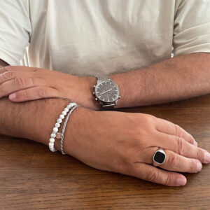 Stilrent armband i vit howlite med silverpläterade detaljer i 925 sterling silver, designat av Livingstone Wikh Accessories.