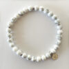 Stilrent armband i vit howlite med silverpläterade detaljer i 925 sterling silver, designat av Livingstone Wikh Accessories.