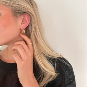 Jacquline Earring – stilrena hoop-örhängen i 18K guldpläterat silver med minimalistiskt hänge från Livingstone Wikh Accessories