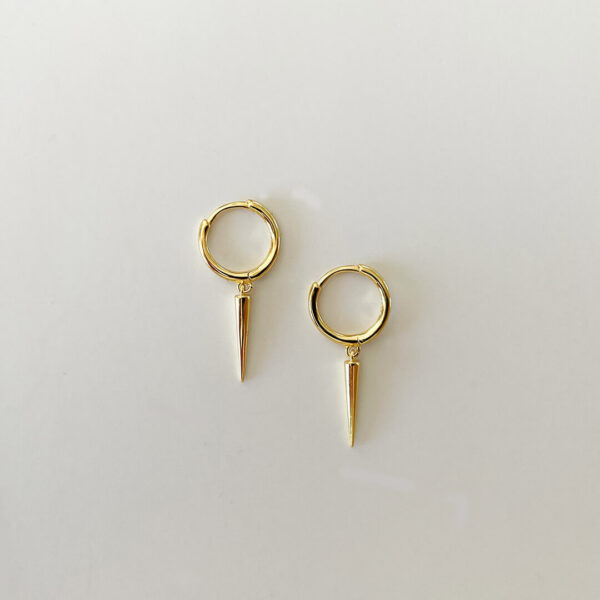 Jacquline Earring – stilrena hoop-örhängen i 18K guldpläterat silver med minimalistiskt hänge från Livingstone Wikh Accessories
