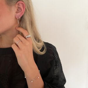 Jacquline Earring – stilrena hoop-örhängen i rhodiumpläterat silver med minimalistiskt hänge från Livingstone Wikh Accessories