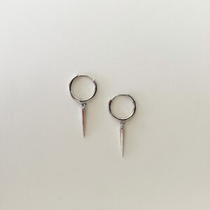 Jacquline Earring – stilrena hoop-örhängen i rhodiumpläterat silver med minimalistiskt hänge från Livingstone Wikh Accessories
