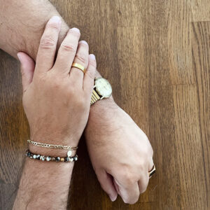 Stilrent armband i 18K guldpläterad 925 sterling silver med Figaro-länk och rund berlock från Livingstone Wikh Accessories.