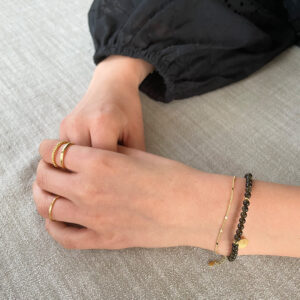 Zoé Ring – stilren tunn ring med mönstrad yta i 18K guldpläterat 925 sterling silver, från Livingstone Wikh Accessories.